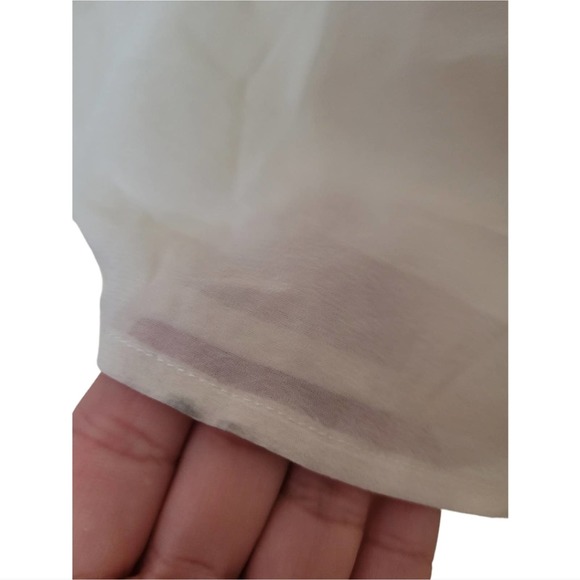 St. John Collection 100% Silk V- Neck Ruffle Sleeveless Blouse - Cream Size 4 - Picture 7 of 7